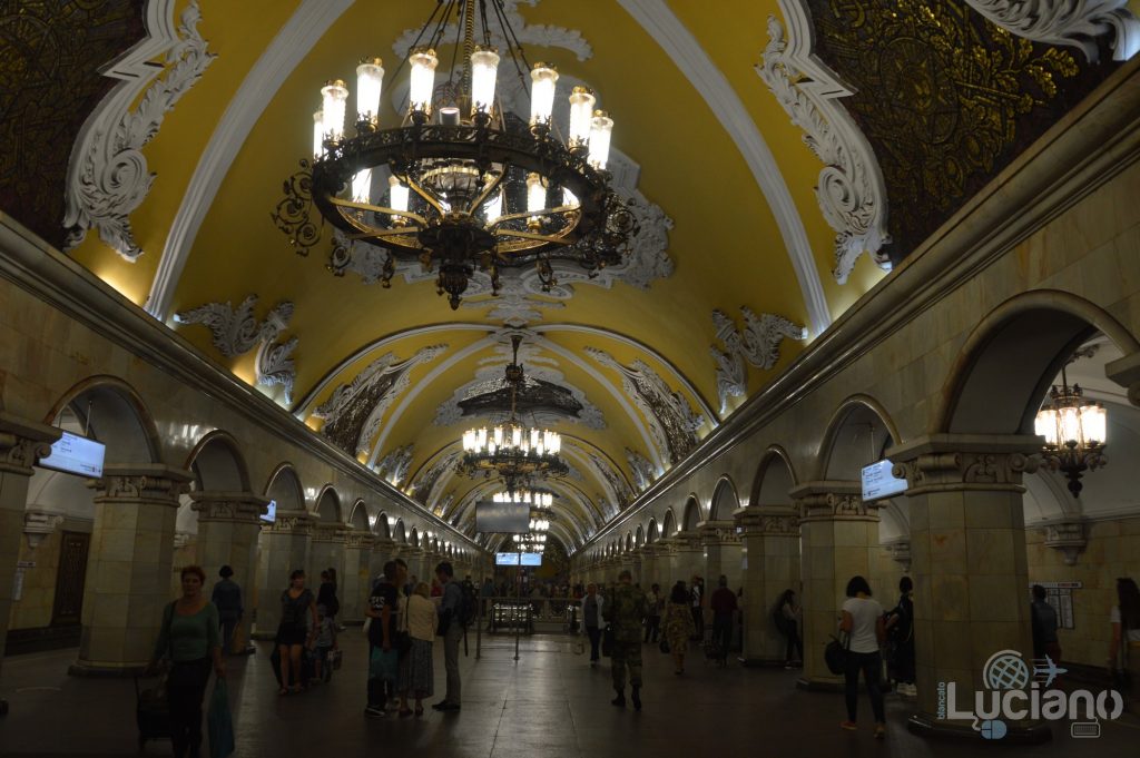 Komsomol'skaja (in russo: Комсомо́льская) è una stazione della linea circolare Kol'cevaja della Metropolitana di Mosca - Metro 5 di colore Marrone;
